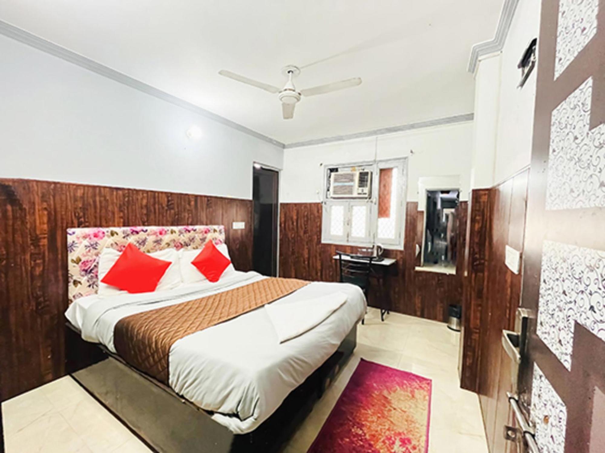 Hotel Commodo - Near Dhaula Kuan Нью-Делі Екстер'єр фото