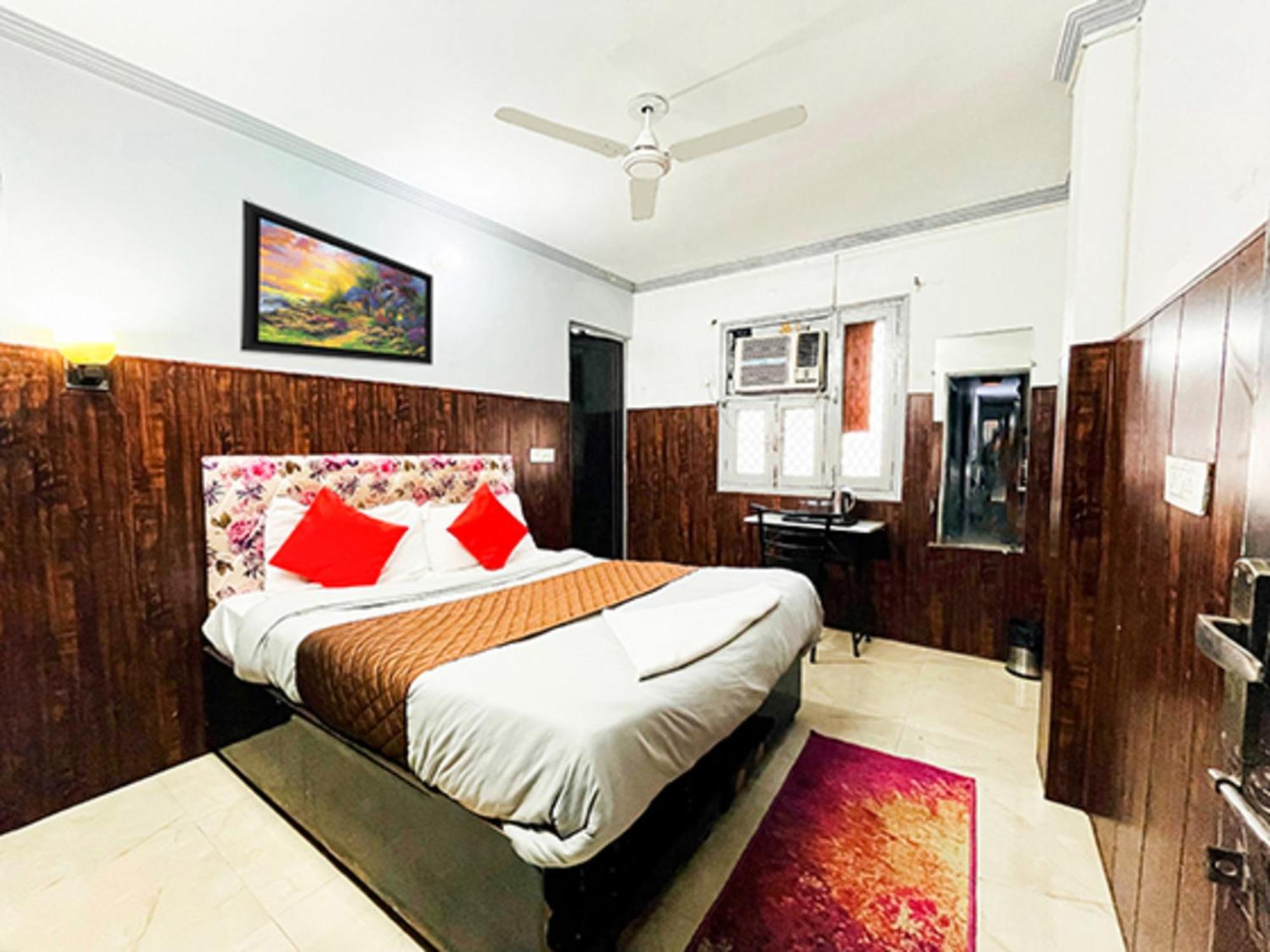 Hotel Commodo - Near Dhaula Kuan Нью-Делі Екстер'єр фото