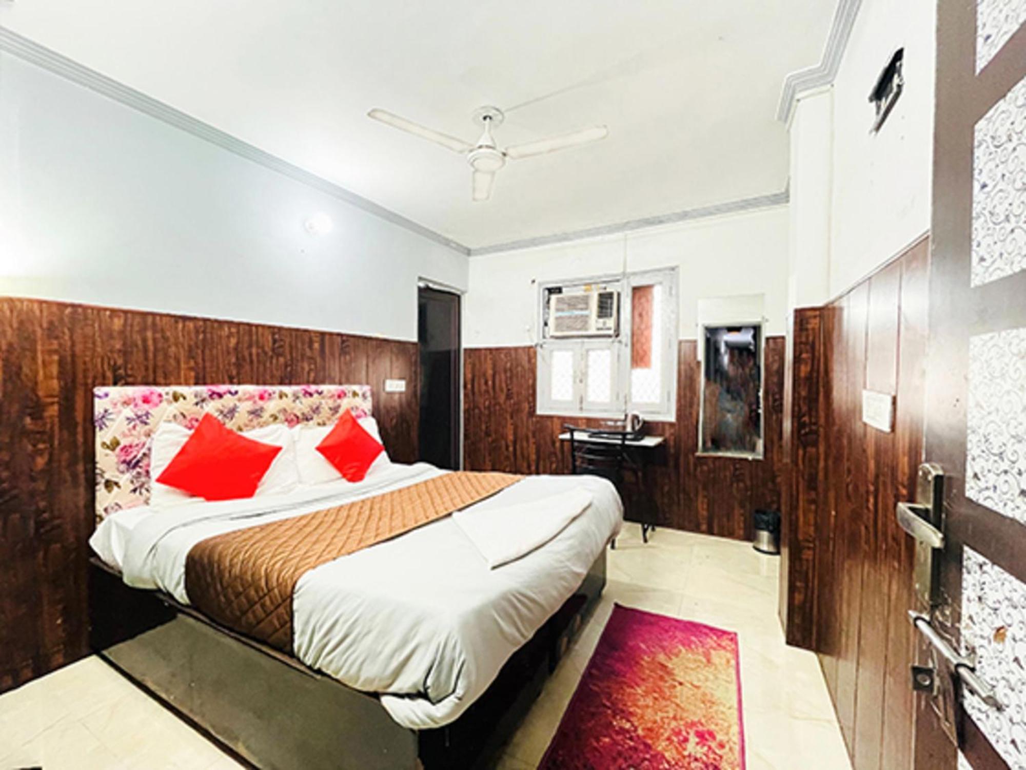 Hotel Commodo - Near Dhaula Kuan Нью-Делі Екстер'єр фото