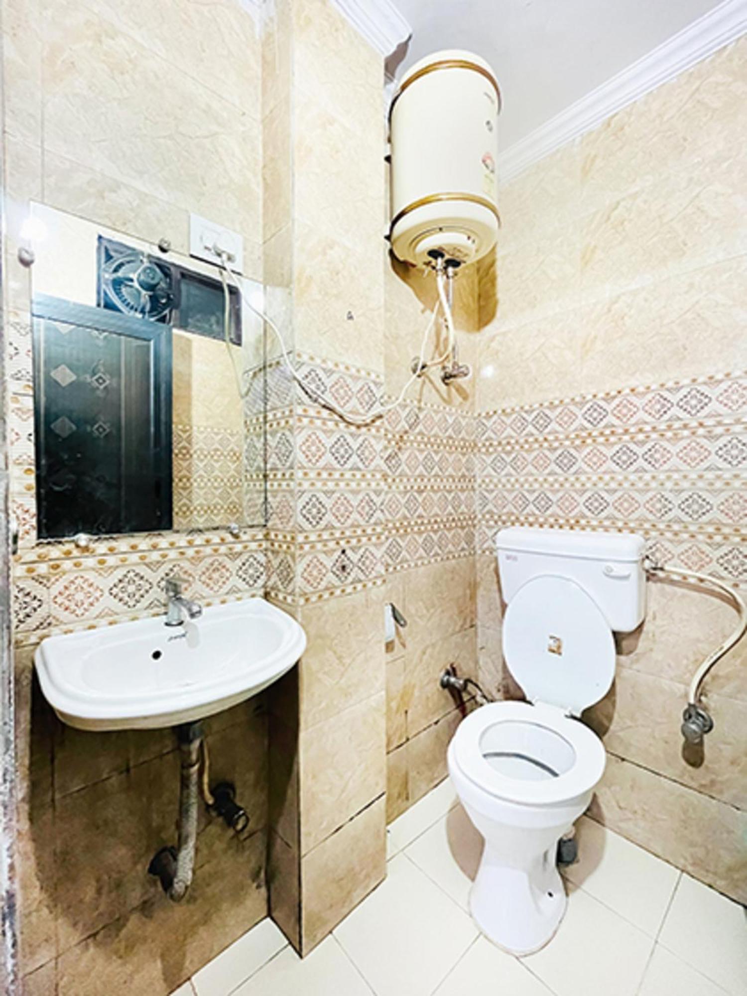Hotel Commodo - Near Dhaula Kuan Нью-Делі Екстер'єр фото