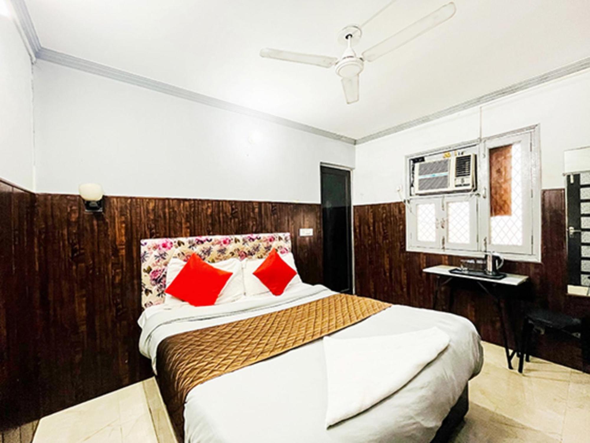 Hotel Commodo - Near Dhaula Kuan Нью-Делі Екстер'єр фото
